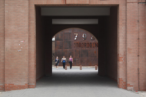 798������