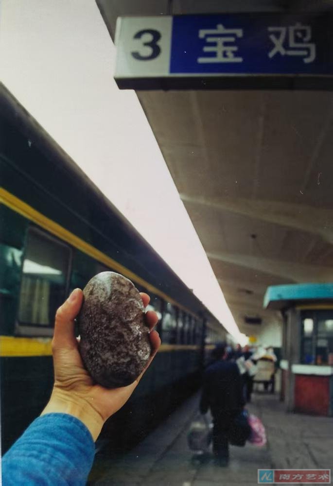 《旅行》携骨灰做成的卵石參展(南京),然後投擲於自然環境中 1999 南京 上海 成都 都江堰