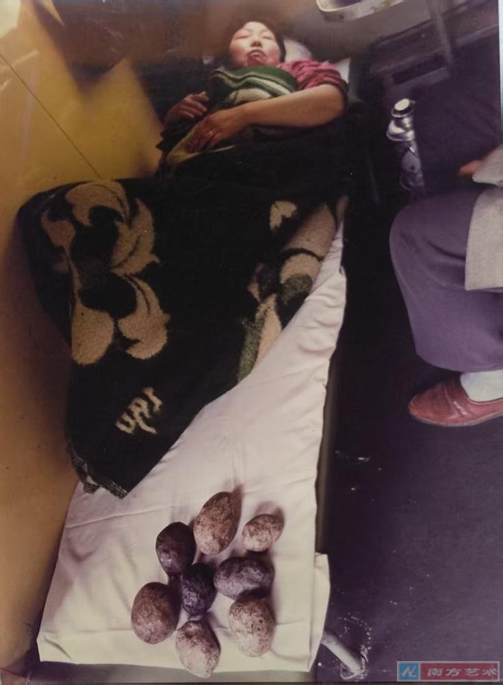 《旅行》携骨灰做成的卵石參展(南京),然後投擲於自然環境中 1999 南京 上海 成都 都江堰
