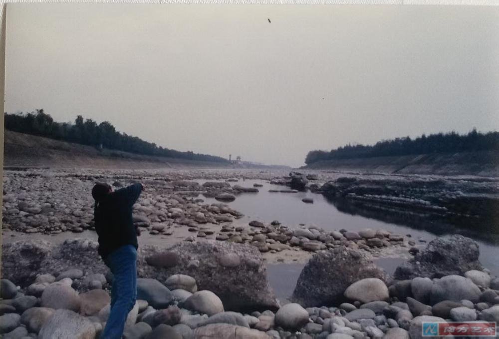 《旅行》携骨灰做成的卵石參展(南京),然後投擲於自然環境中 1999 南京 上海 成都 都江堰