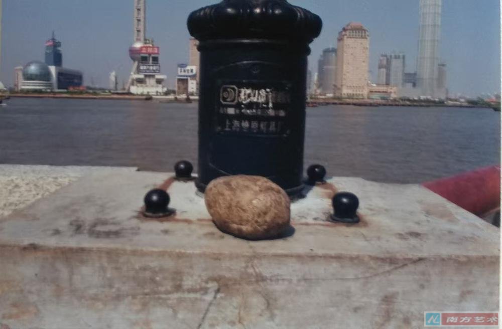 《旅行》携骨灰做成的卵石參展(南京),然後投擲於自然環境中 1999 南京 上海 成都 都江堰