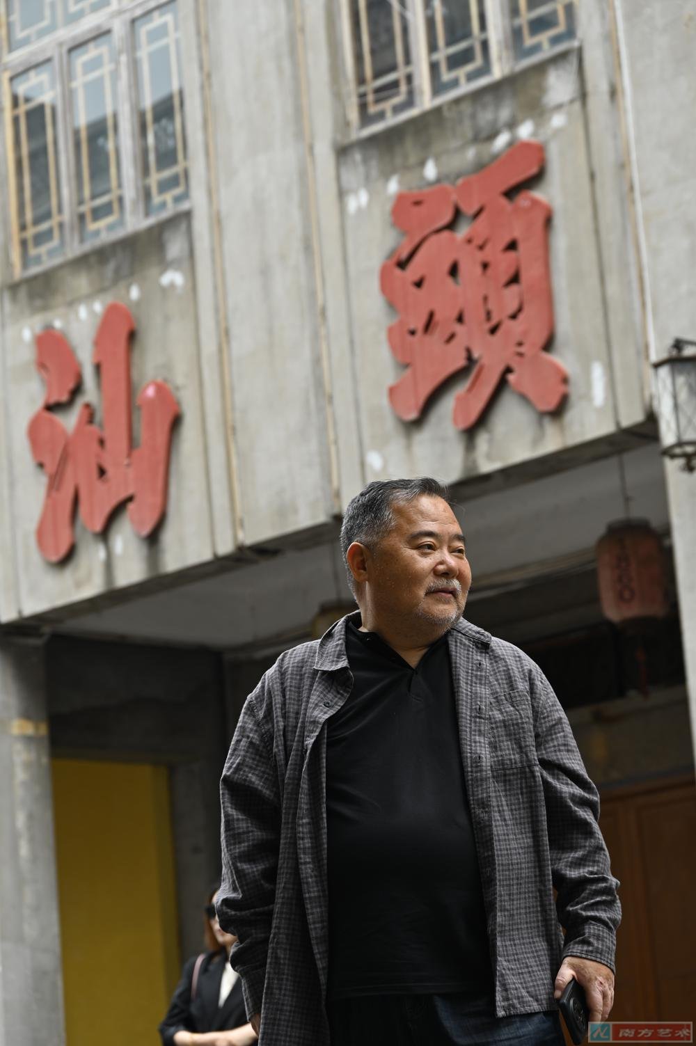蒋雪峰 四川江油人 1965年生 闲散人员 遛狗 写诗 手机拍摄 偶尔抬头望天