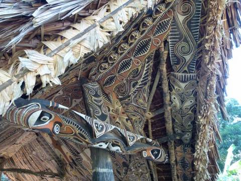 Simon Goiyap, Papua New Guinea, b. 1973, Kwoma People, Mino Village, East Sepik River, Haus Boi, natural pigments on pangal, carved garamut, sago leaf thatching. Simon GoiyapͲ¼ǣ1973ˣŵ壬Ƥ˺ӣHaus BoiȻ˼ӶϣľġҬҶݸݶ