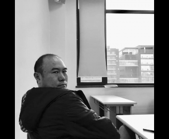 小说家马拉的诗 | 身在斗室，他怀有巨兽的悲伤