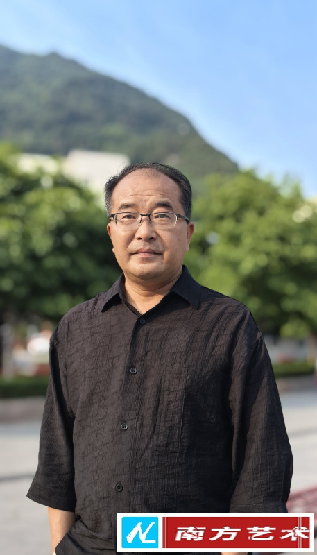 侸