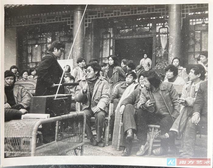 �鳣ƽ1986��12��7���ں�������ᣬ�ɶ��Ͻ���԰����������Ӱ