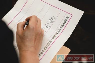 到场的近百位诗人和一百家餐厅一起填写了诗歌信签